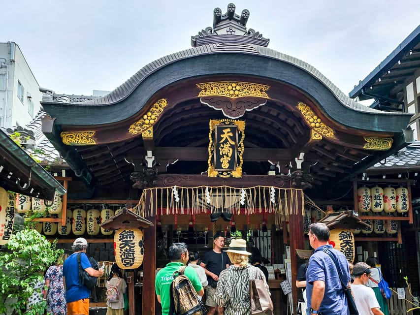 Kyoto: Nishiki Market and Depachika Food Tour with a Local - A quiet pause at Nishiki Tenmangu Shrine