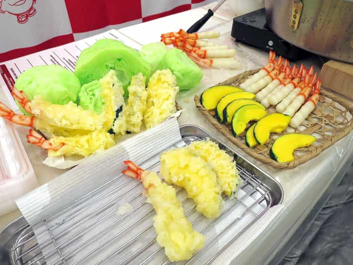 Kyoto: Replica food making experience - Finding the workshop near the large crab sign