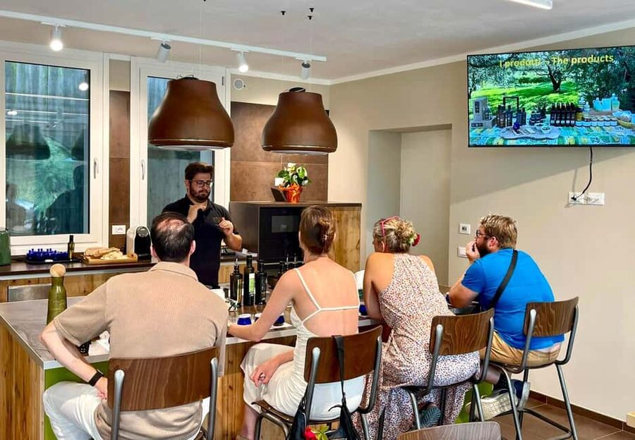 Lake Garda: Tour with 4 Olive Oil Tasting & Local Food - Simone’s guiding style