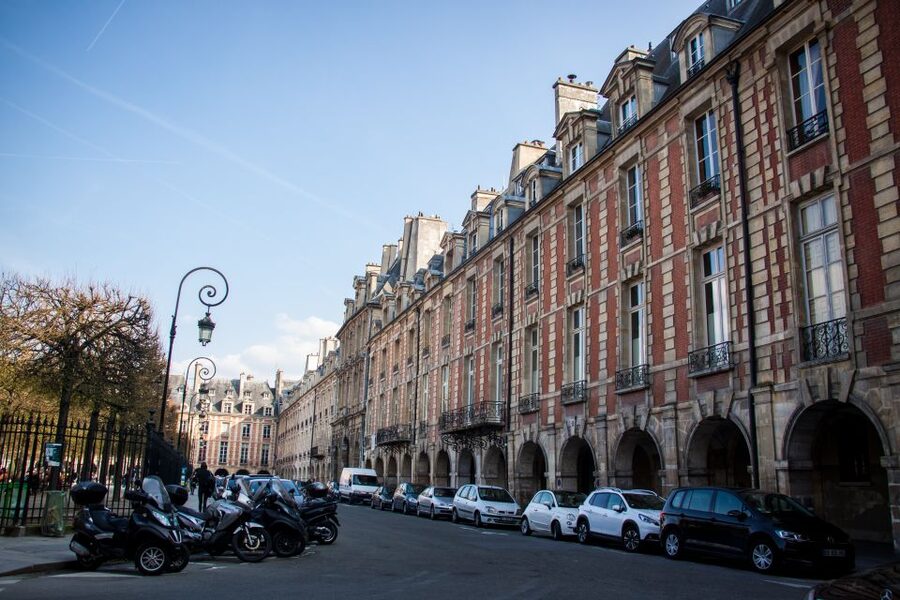 Le Marais: Pastry and Chocolate Food Tour - Guides, languages, and the human side of the walk