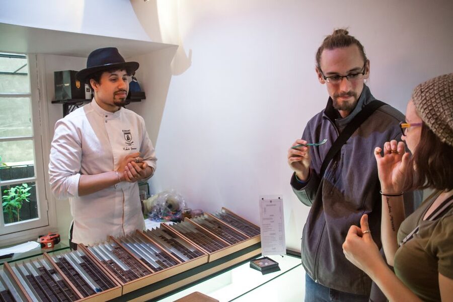 Le Marais: Pastry and Chocolate Food Tour - Starting with the bakeries of Paris