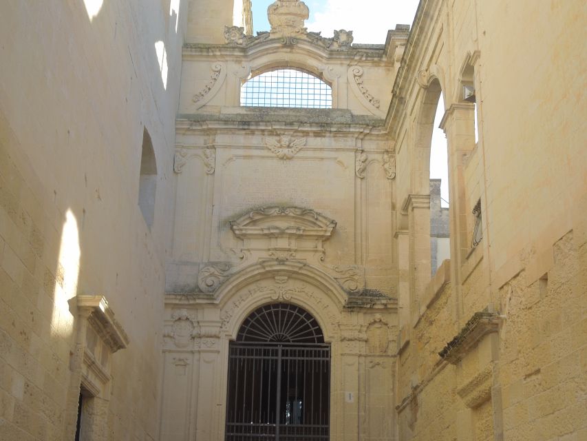 Lecce: Street Food Tasting and Sightseeing Tour - Santa Croce and the stonework that looks like embroidery