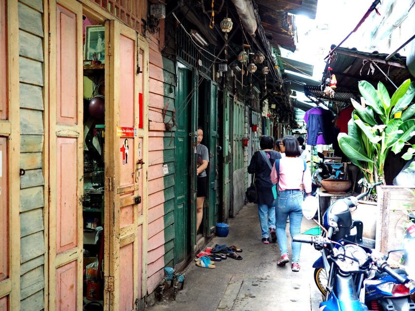 Local Life, Culture & Food Walking Tour at Chinatown - Why the guides matter so much