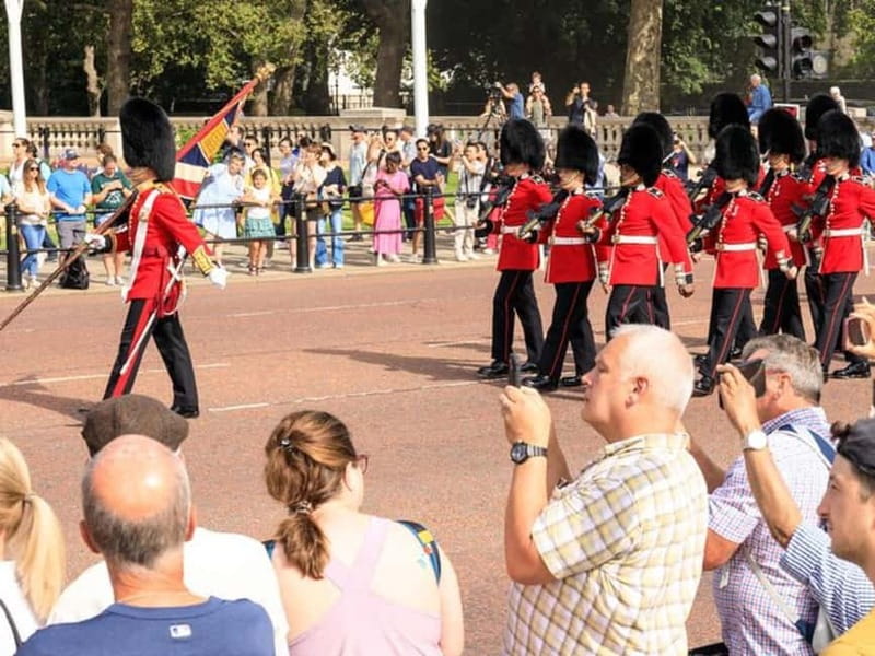 London: See 30+ Top Sights and Eat 8 British Foods Tour - How demanding is the six-hour route?