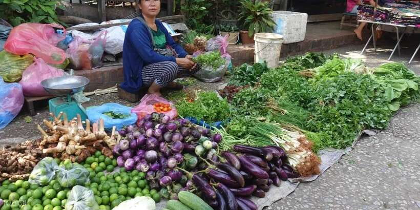 Luang Prabang: Foodie Walking Tour & Monk Blessing - The old town walk and the value of local context