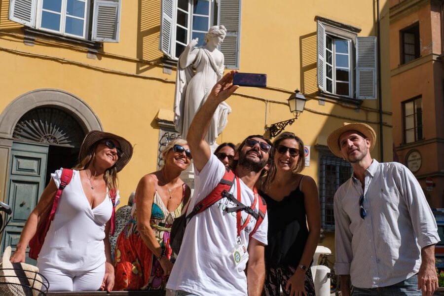 Lucca: 3-Hour Bikes & Bites Foodie Adventure like a Local - The guides make a real difference