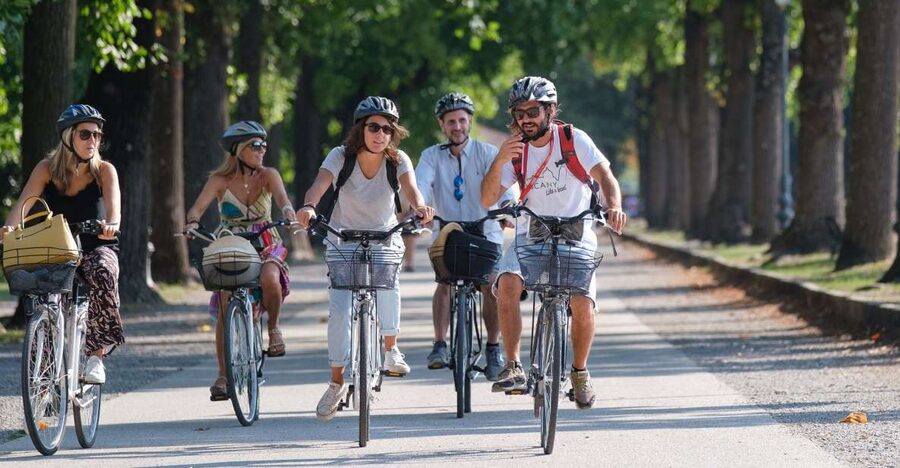 Lucca: 3-Hour Bikes & Bites Foodie Adventure like a Local - Churches, towers, and the old center