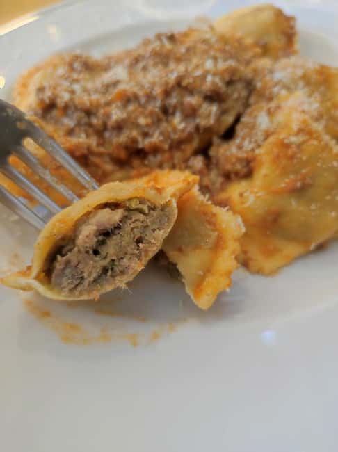 Lucca: Guided Food Walking Tour with Tastings - What the guides add to the experience