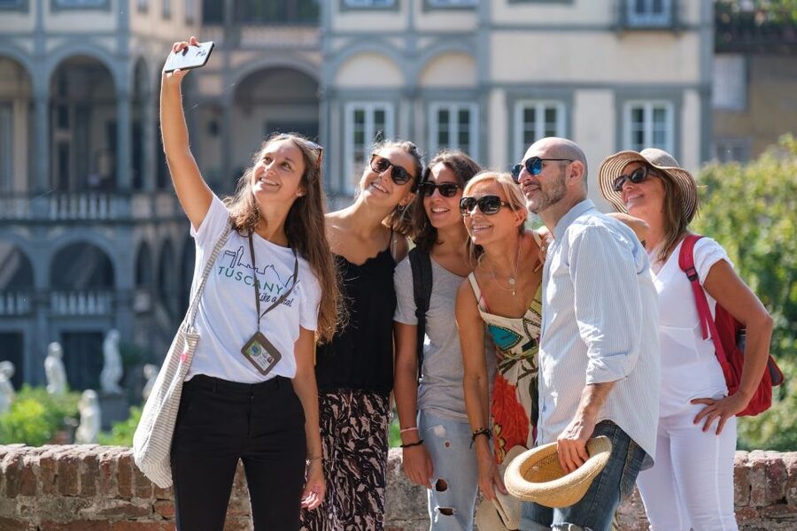 Lucca: Morning Food Tour with Snacks and Coffee - The guides are a major part of the experience