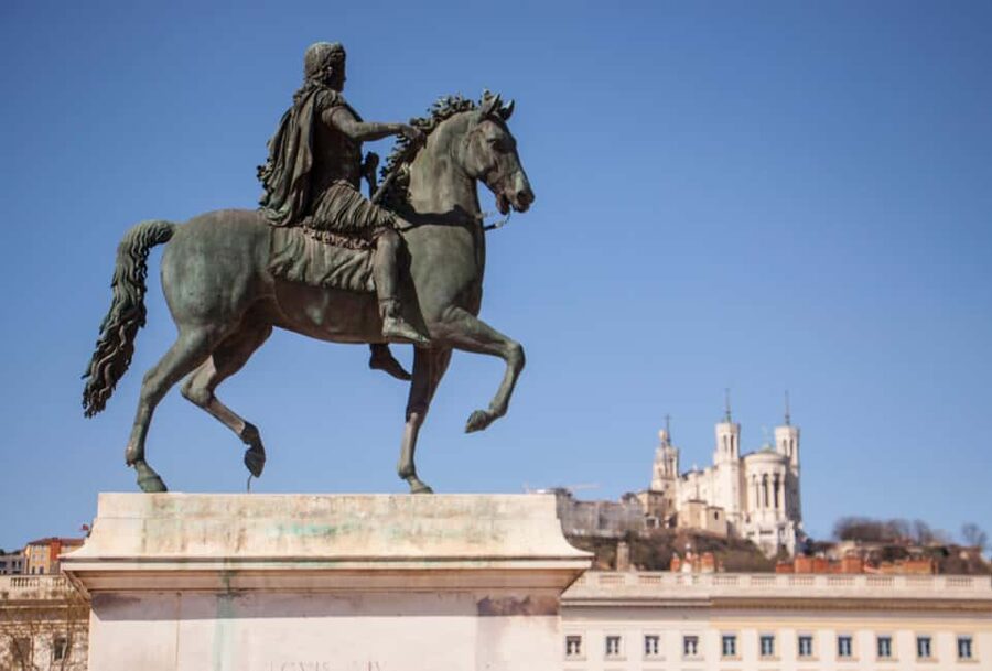 Lyon: Old Town Food Tour with 6 French Food Tastings & Wine - The seasonal hot dish