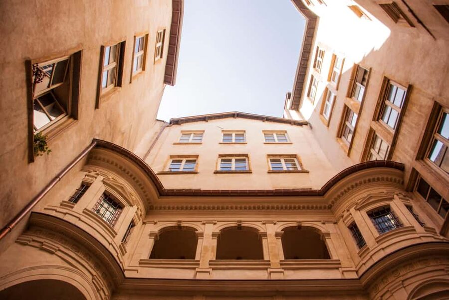 Lyon: Old Town Food Tour with 6 French Food Tastings & Wine - The guides make the difference