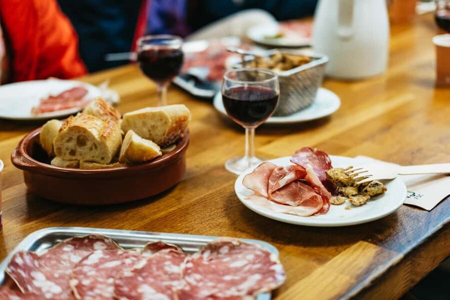 Lyon: Vieux Lyon Food Tasting Walking Tour - Why Vieux Lyon makes such a good dining room
