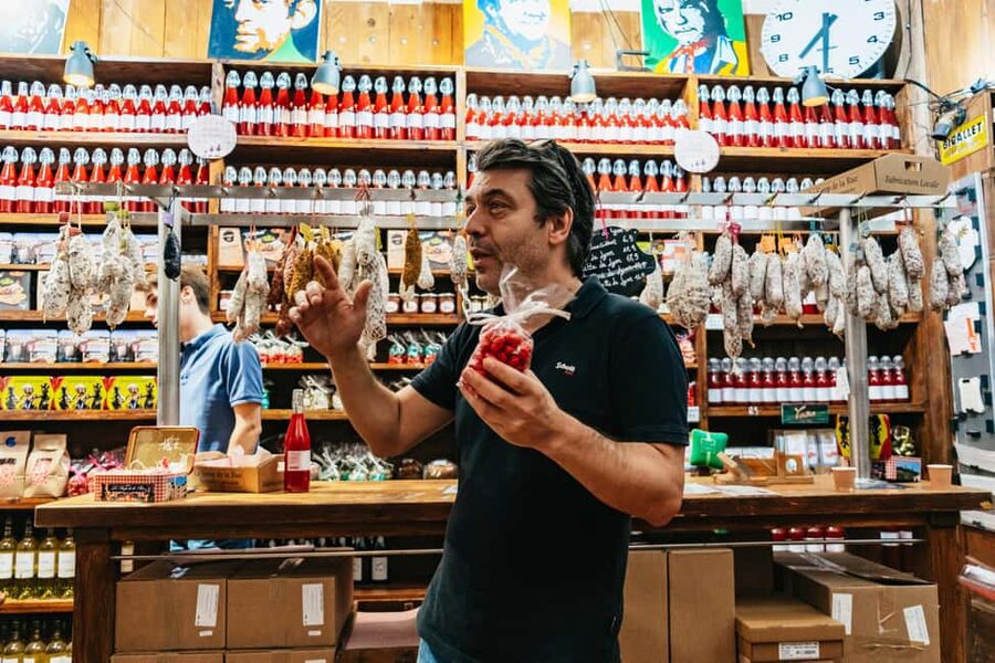 Lyon: Vieux Lyon Food Tasting Walking Tour - Five stops that turn into lunch