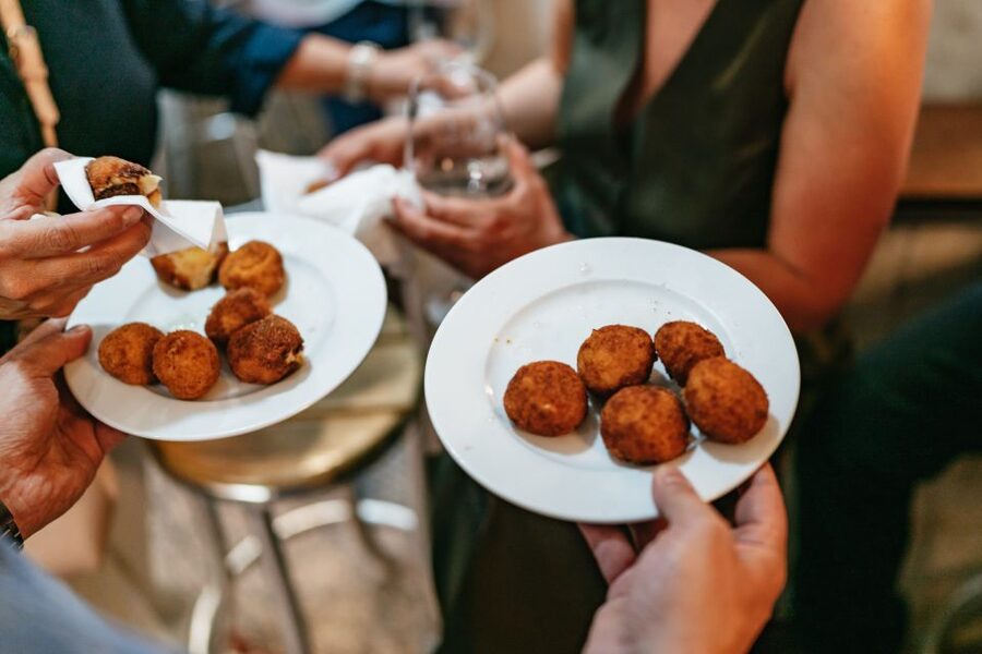 Madrid: Food & Wine Tour with 10 Tapas & 4 Drinks Included - Timing, meeting point, and useful planning tips