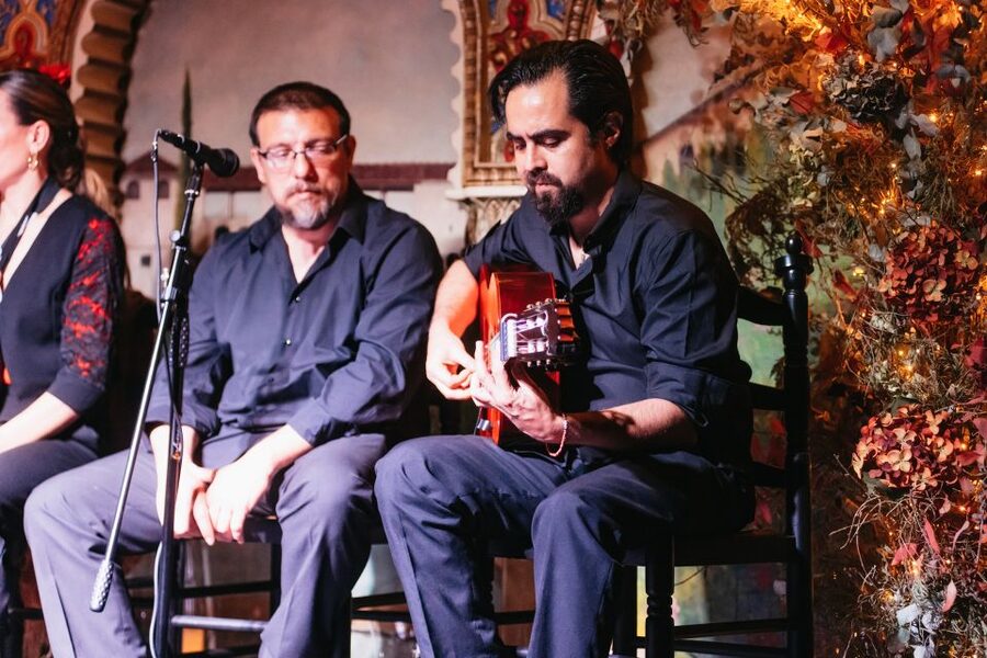 Madrid: Live Flamenco Show with Food and Drinks Options - What the evening feels like from arrival to applause