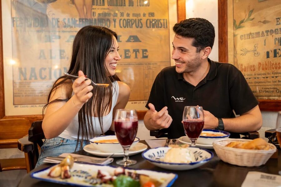 Málaga: Tapas, Wine & Rooftops Private Tour - Málaga Cathedral, the port, and stories between bites