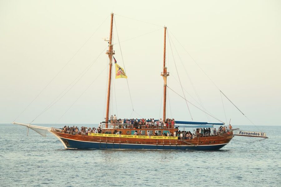 Malta: Lazy Pirate Boat Party with Drinks & Food - Dancing, DJ music, and the social mood