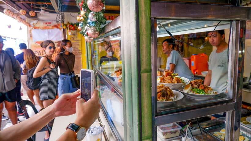 Manila: Sightseeing and Food Walking Tour with Tastings - Local transport between the old districts