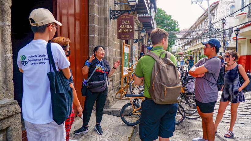 Manila: Sightseeing and Food Walking Tour with Tastings - Guides who make the busy route easier