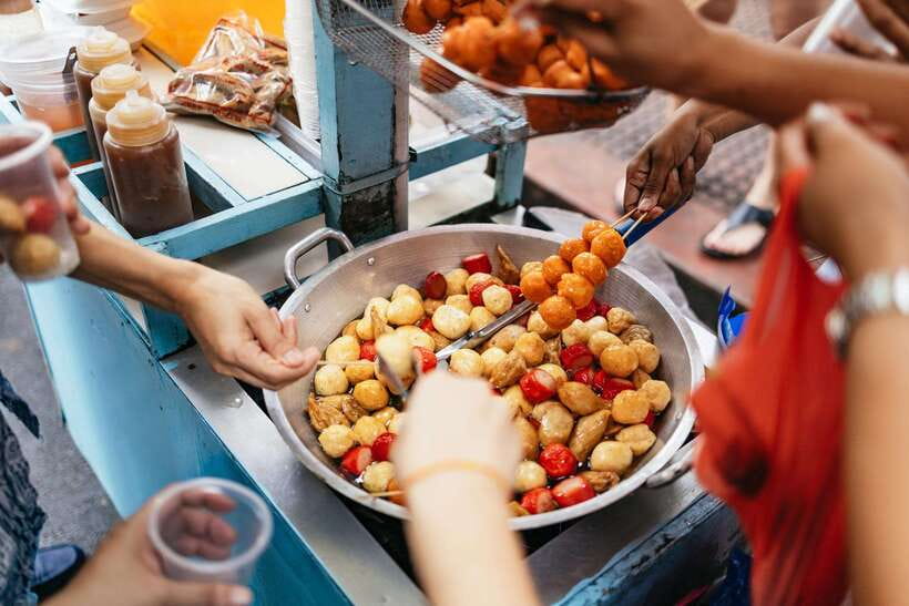 Manila: Street Food and Drinks Walking Tour with Tastings - Why the guide matters on this route