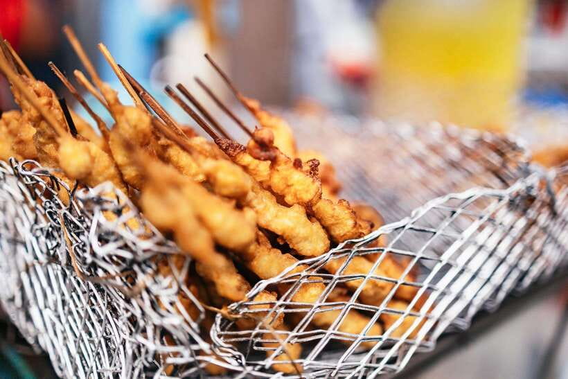 Manila: Street Food and Drinks Walking Tour with Tastings - Walking through Binondo and old Manila