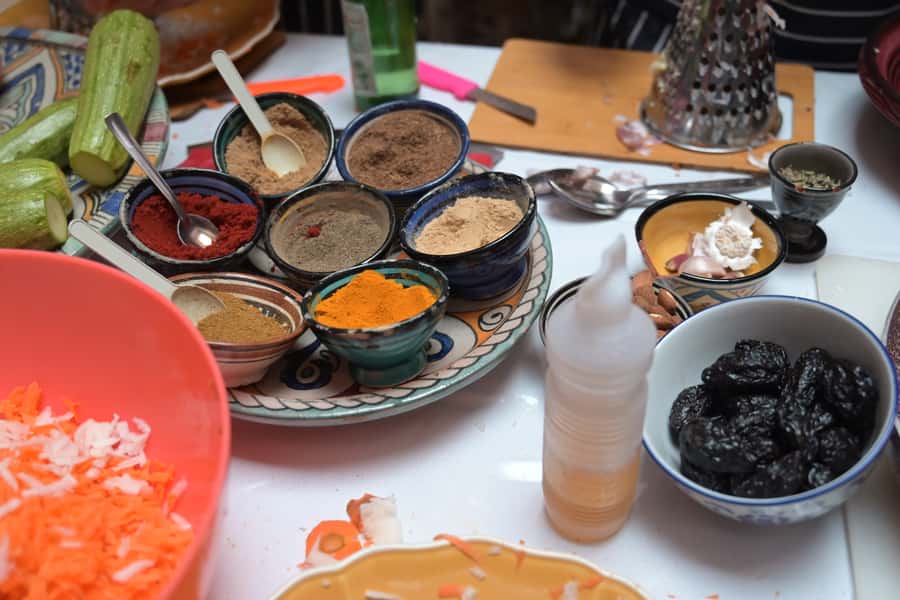 Marrakech: Moroccan Cooking Class for vegetarians and vegan - Tea, conversation, and a family home
