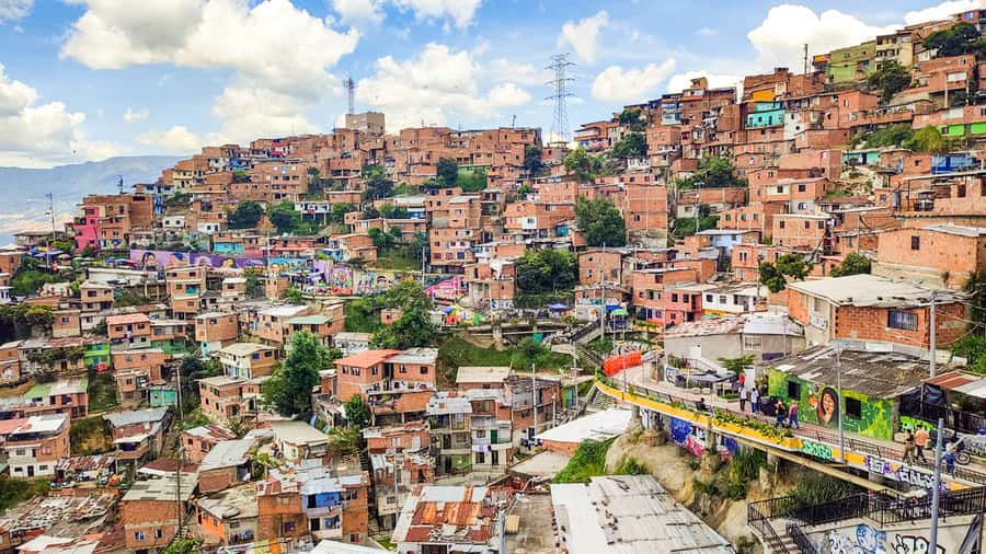 Medellin: Comuna 13 Graffiti Tour, Cable Car & Street Food - Why this four-hour tour works