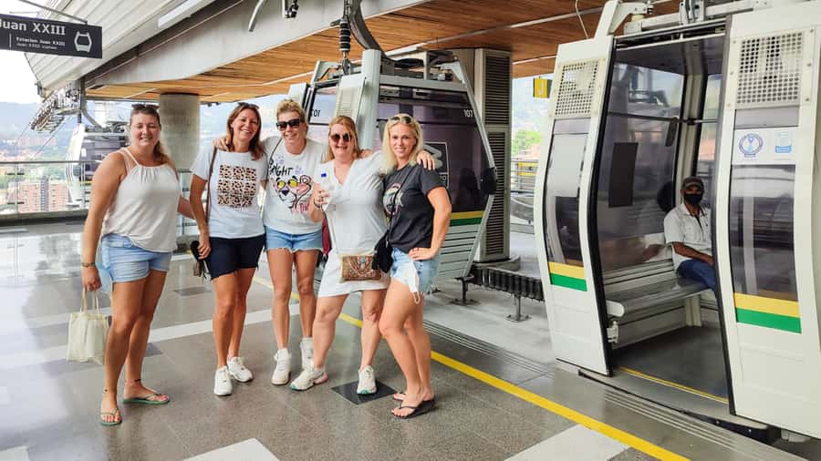 Medellin: Comuna 13 Graffiti Tour, Cable Car & Street Food - Coffee with a view into local work