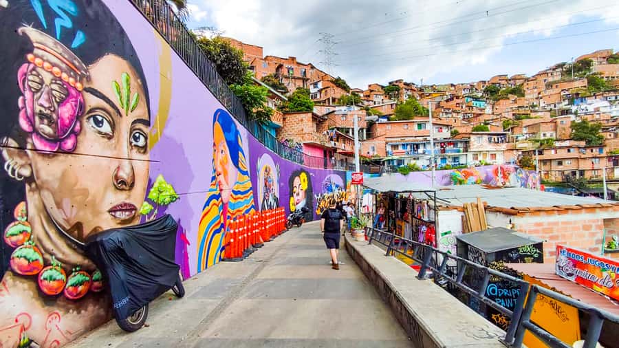 Medellin: Comuna 13 Graffiti Tour, Cable Car & Street Food - Reading the murals of Comuna 13