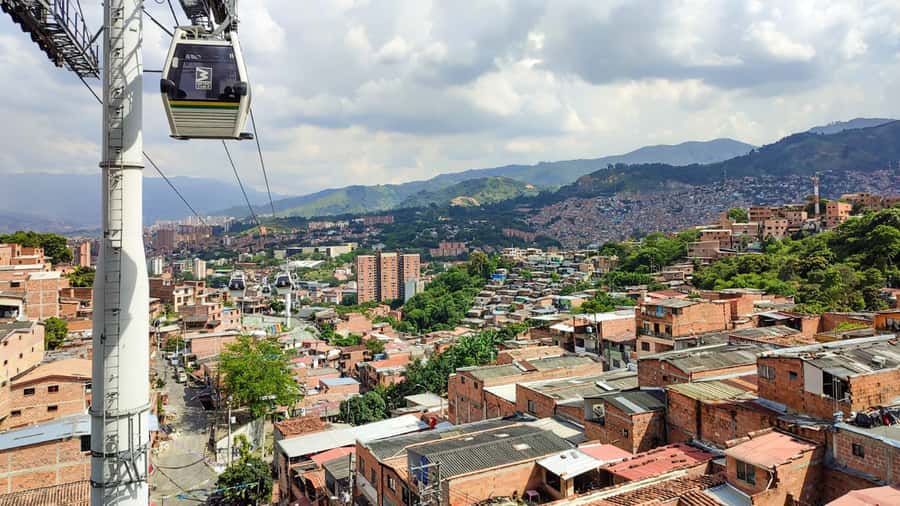 Medellin: Comuna 13 Graffiti Tour, Cable Car & Street Food - Dance, music, and the street atmosphere