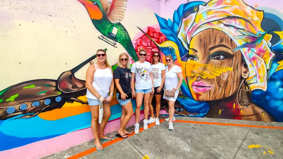Medellin: Comuna 13 Graffiti Tour, Cable Car & Street Food - Meeting your guide in Poblado