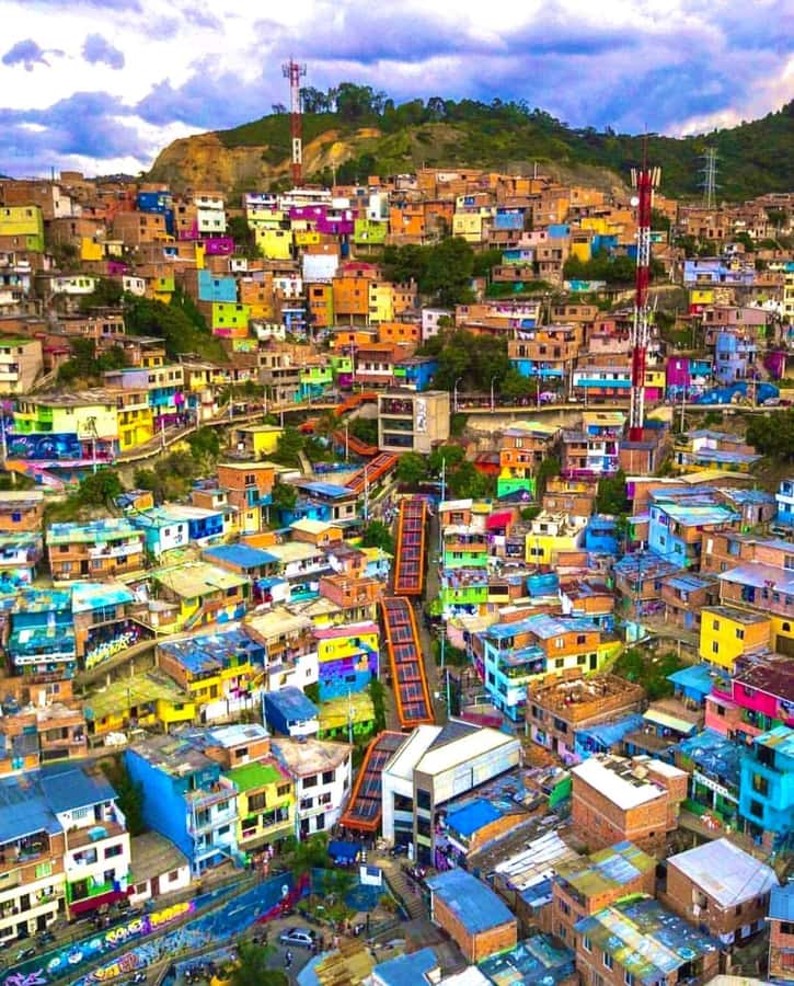 Medellín: Comuna 13 True Story and Street Food Tour - The first walk through Comuna 13