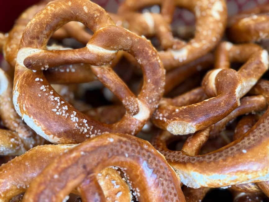 Munich: Viktualienmarkt & Altstadt Food Tour - From Isartor to Munich’s old town table