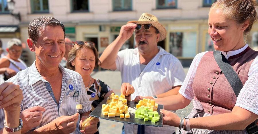 Munich: Viktualienmarkt & Altstadt Food Tour - Viktualienmarkt, where the meal begins