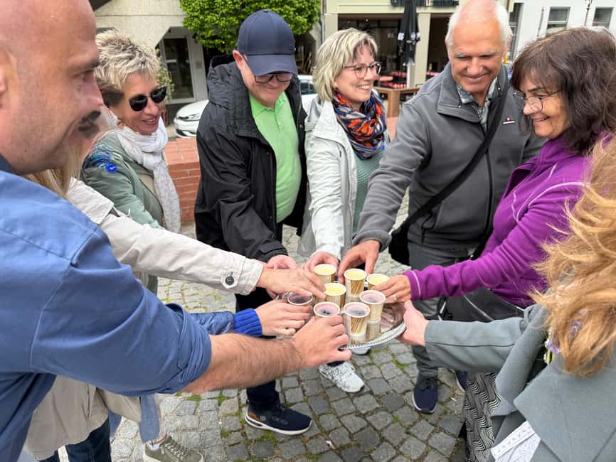Munich: Viktualienmarkt & Altstadt Food Tour - What the guide adds to the food