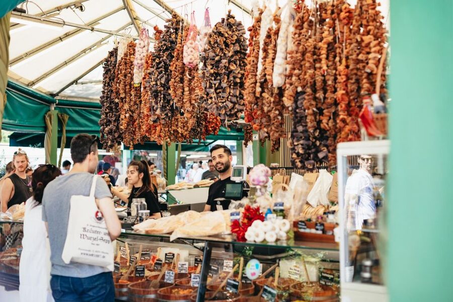 Munich: Viktualienmarkt Food Tour - Portion size and the advice to skip breakfast