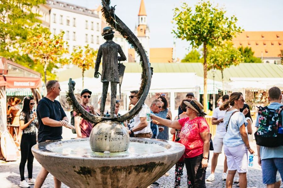 Munich: Viktualienmarkt Food Tour - Families, accessibility, and the walking pace
