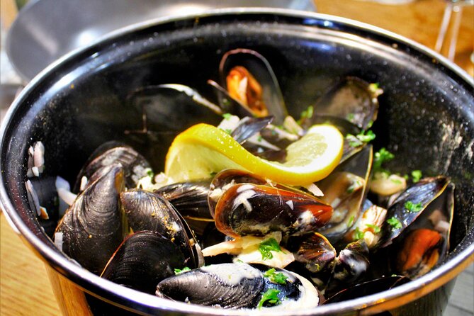 NO DIET CLUB - Unique food tour in Bordeaux ! - Walking from the market toward central Bordeaux