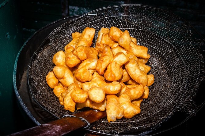 Northern Flavours Chiang Mai Food Tour with 15+ Tastings - Meeting at Wat Lok Moli and getting on the red truck