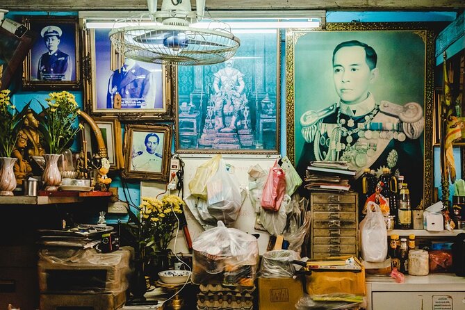 Old Siam Bangkok Food Tour with 15+ Tastings - What the guide adds to the meal