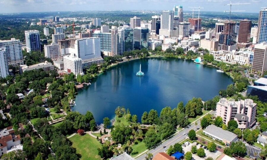 Orlando: Half-Day Sightseeing Tour + Eat & Play Savings Card - Winter Park’s Chain of Lakes by boat