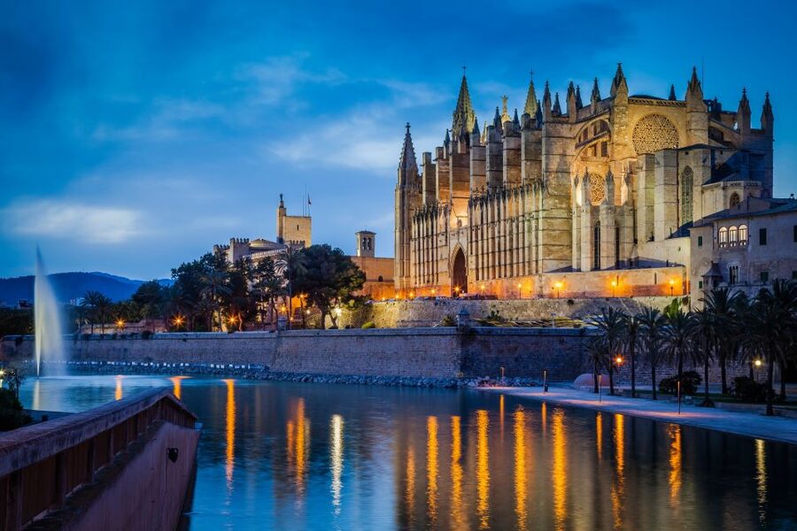 Palma: Culinary Tapas Tour of the Old Town - A substantial warm-tapas stop