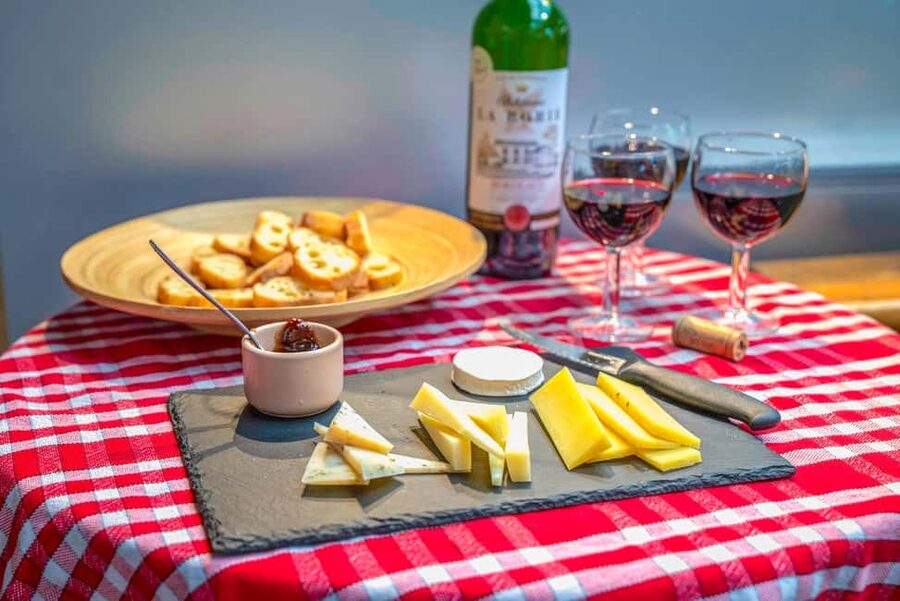 Paris: Champagne and Oysters Food Tour - Why this Le Marais food walk works
