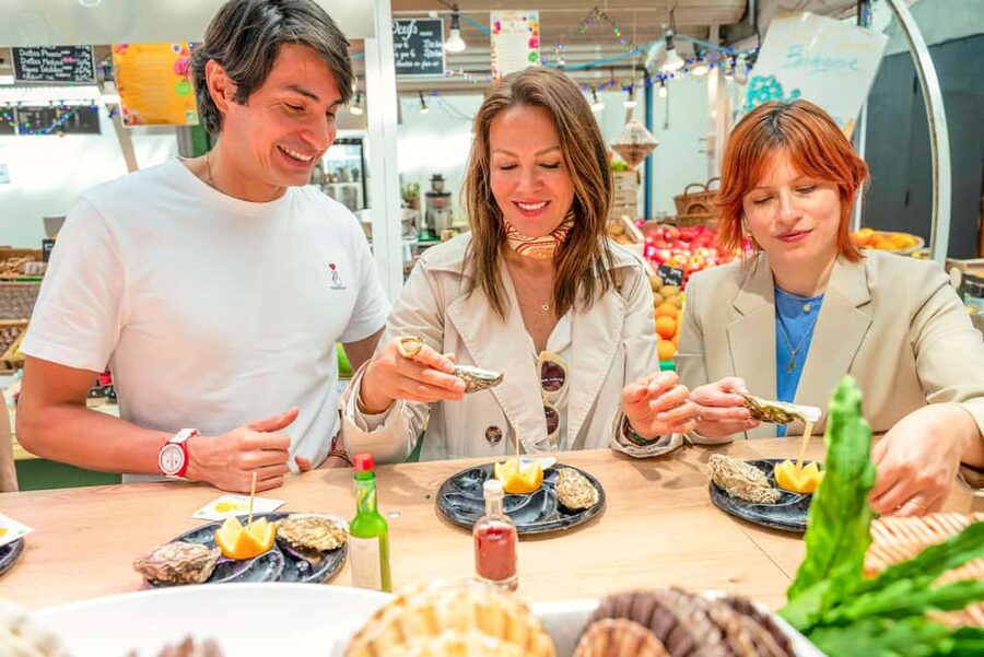 Paris: Champagne and Oysters Food Tour - A stop for Paris-style falafel