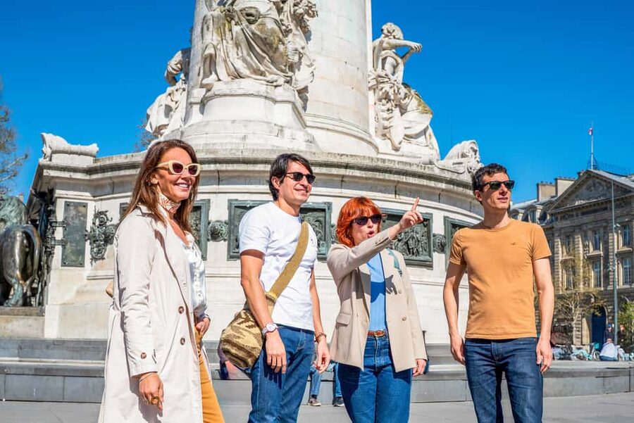 Paris: Champagne and Oysters Food Tour - The two-course bistro meal