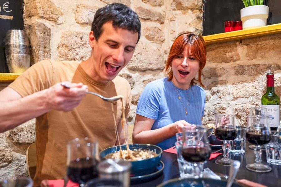 Paris: Champagne and Oysters Food Tour - Starting with oysters and white wine