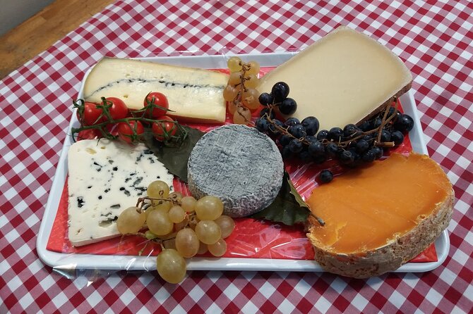 Paris Le Marais Food Tour With 10+ Tastings, Cheese, Wine & More - Starting with coffee and a croissant on Rue Saint-Antoine
