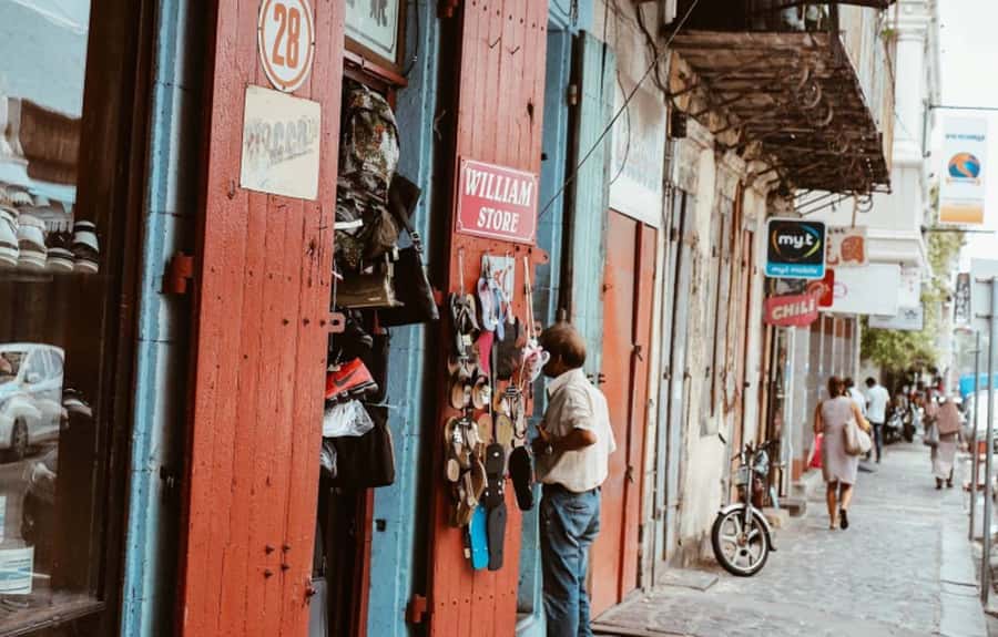 Port Louis: Street Food & City Tour - What the guides add to the walk