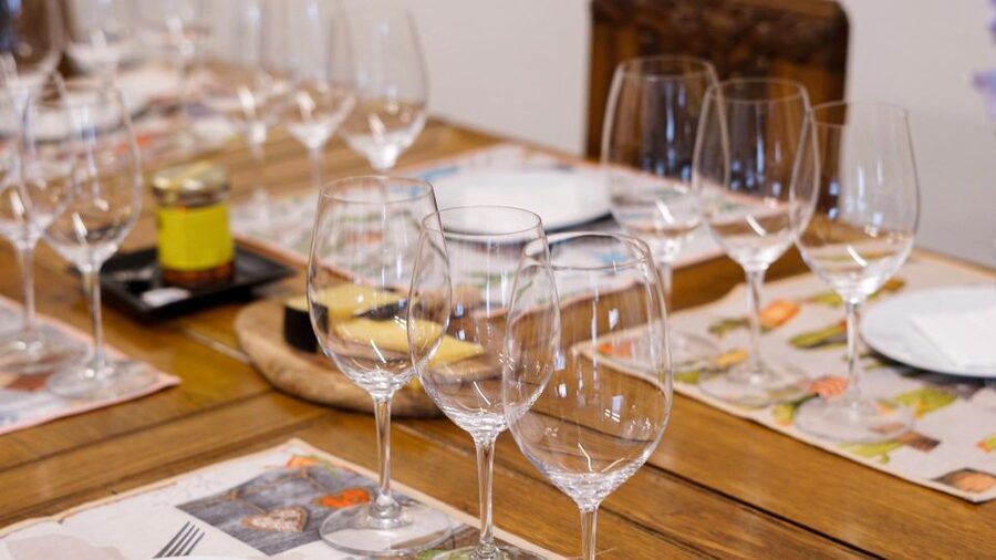 Porto: Evening Local Food Crawl with Drink Pairings - Four venues and changing atmosphere