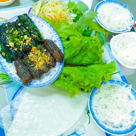 Private Street Food Evening Walking Tour in Ho Chi Minh City - What the guides add to the evening